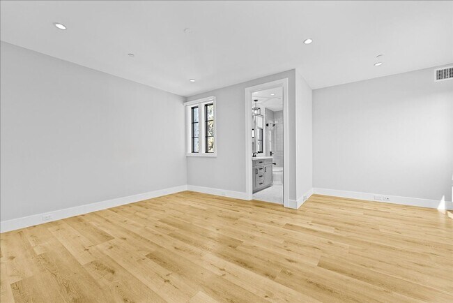 Building Photo - 1348 Burnside Ave