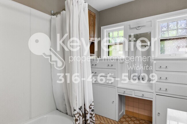 Building Photo - 1728 E McKnight Dr