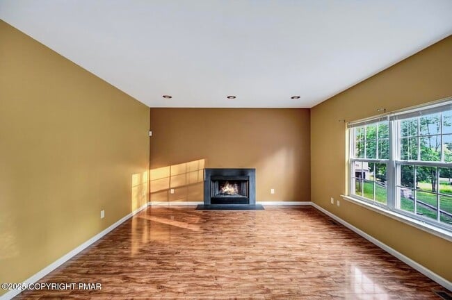 Building Photo - 115 Daffodil Dr
