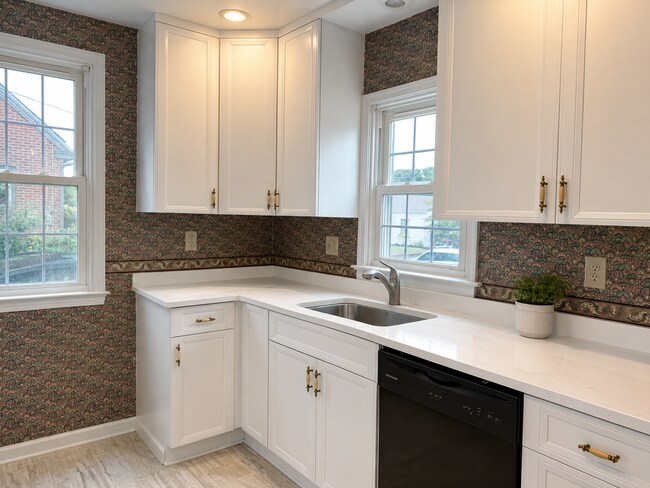 Building Photo - Beautiful 3 Bedroom 1 bathroom Cape Cod with Bonus Room!