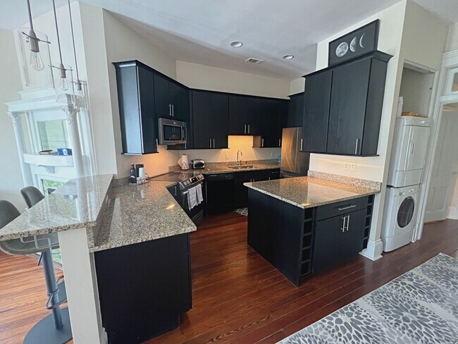 Building Photo - 2 BED | 2 BATH | PRIVATE FRONT AND BACK PORCH | MIDTOWN