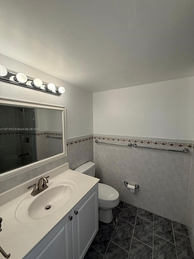 Building Photo - 9419 Fontainebleau Blvd