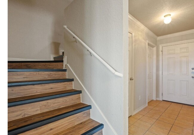 Building Photo - Spacious 3 bedroom 2.5 Bath Duplex in Gate...