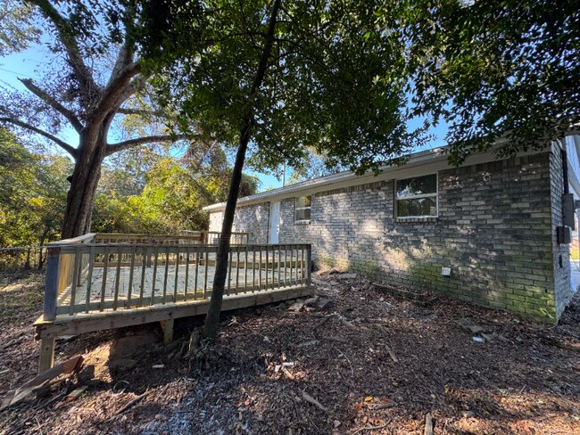 Building Photo - 213 Amellia Pl