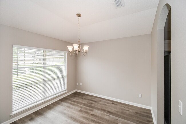 Building Photo - 1844 Lake Forest Ln