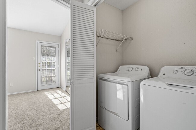 Building Photo - River Crossing ATX - Townhome - 2bd/2.5ba - W/D - Close to Downtown - $1395