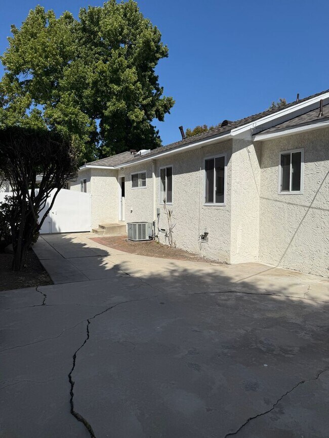 Building Photo - 2523 S Bentley Ave
