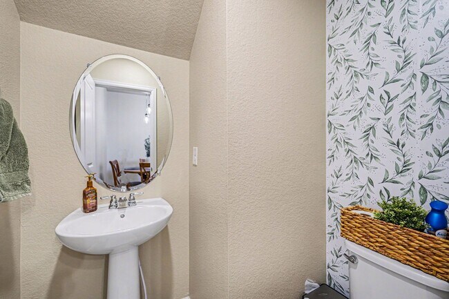 Building Photo - Gorgeous 3 bed 2.5 bath Home Available in Parker!