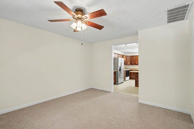 Building Photo - 151 Country Club Dr