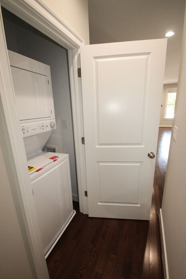 Building Photo - 1505 W Cary St