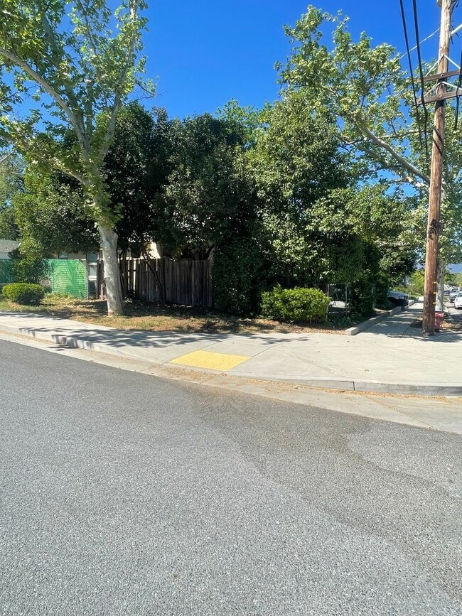 Building Photo - CHARMING 2 BED 1 BATH VICTORIAN HOME