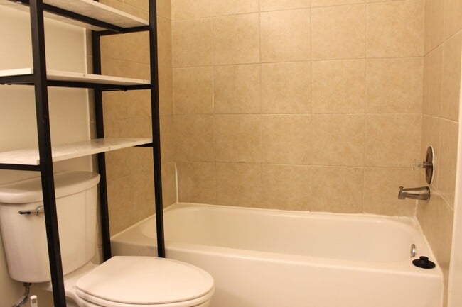 Building Photo - Lovely Home Available in the Royal Manor S...