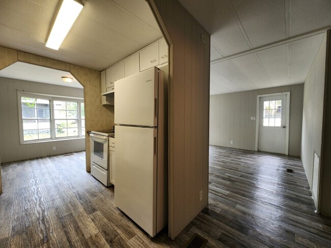 Building Photo - 654 SE 128th Ave