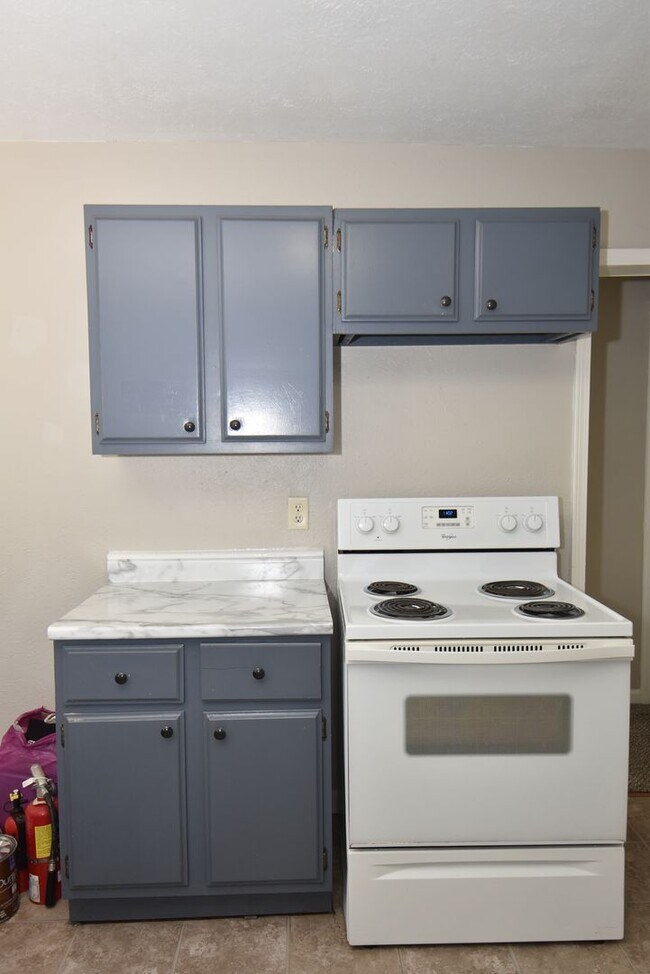 Building Photo - Mishawaka South-side 3 bedroom with a fenc...