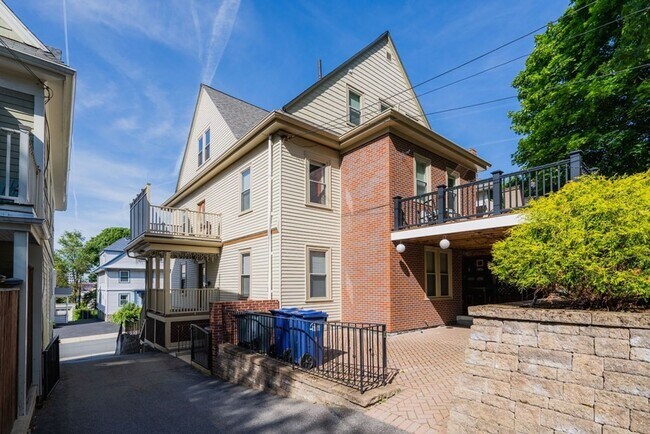 Building Photo - 31-33 Mapleton Street