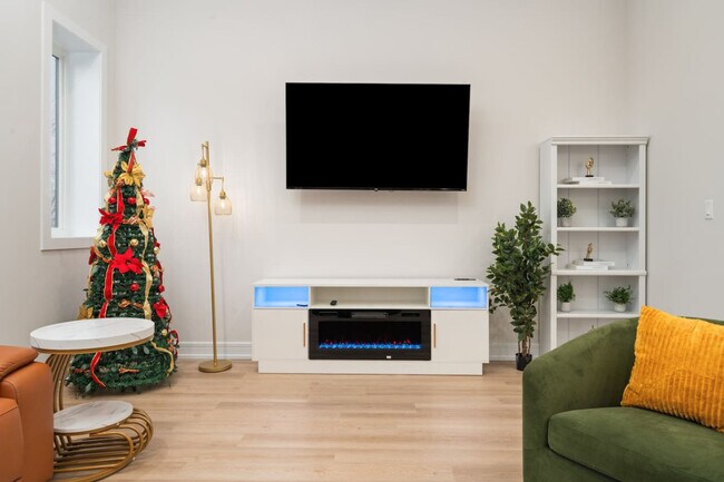 Building Photo - 3723 S Giles Ave