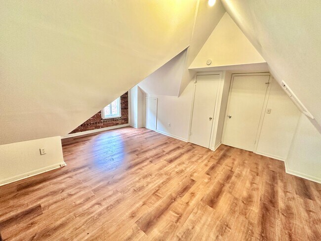 Building Photo - Spacious 6 bedroom 3.5 bath Tudor Townhouse w/Deck close to Georgetown University & Hospital