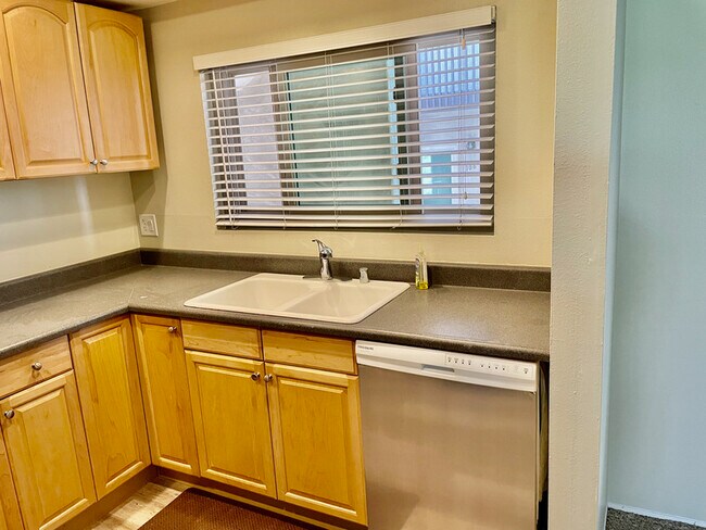 Building Photo - 2530 Clairemont Dr