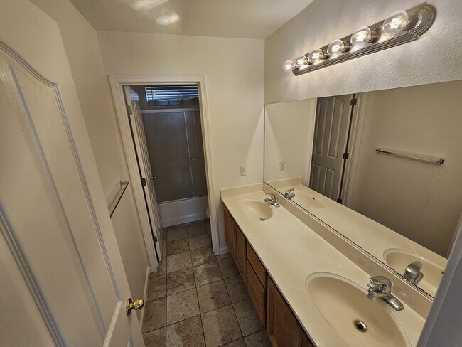 Building Photo - 35 Klondike Ct