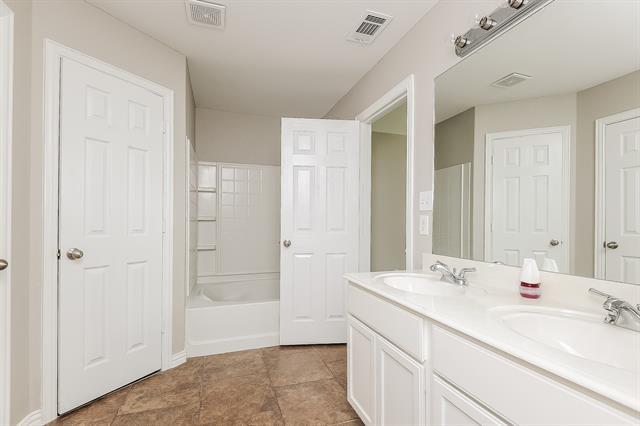 Building Photo - 3413 Heatherbend St