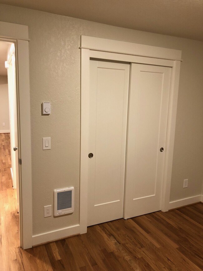 Building Photo - Like New Modern 2BD First Floor New Hardwo...