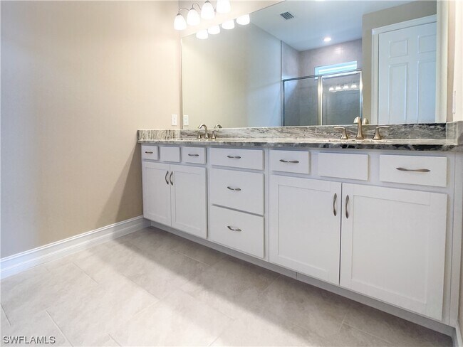 Building Photo - 715 Heather Lk Ave