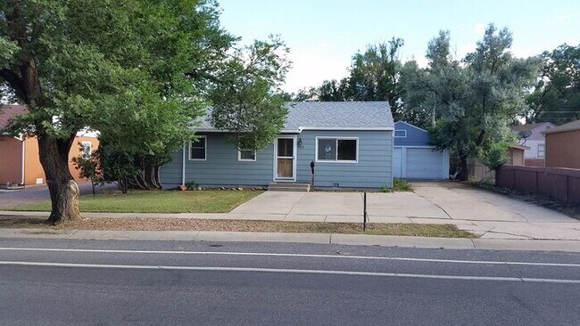 Building Photo - Charming Updated Rancher in the Heart of C...
