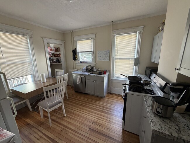 Building Photo - 218 Easton Ave