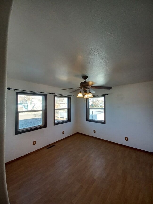 Building Photo - 3 bed, 2 bath