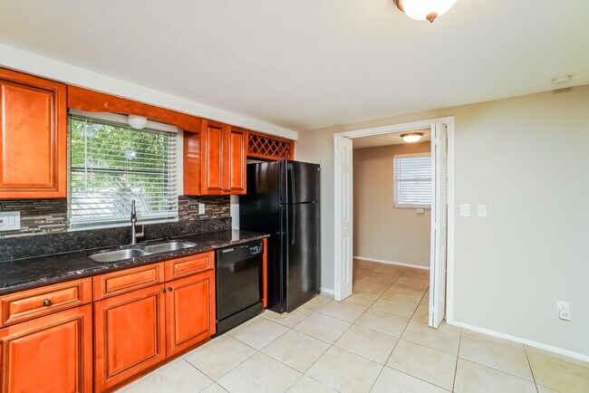 Building Photo - 11115 Areca Dr