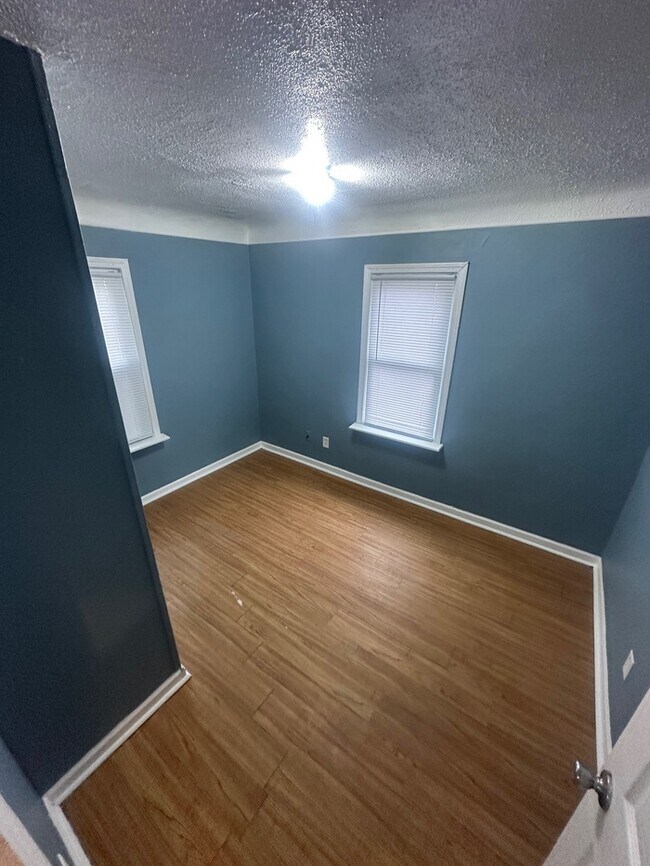 Building Photo - 3 Bed 1 bath ranch with Garage