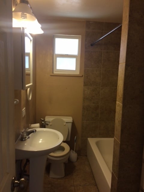 Building Photo - 3 bedrooms/1.5 bath Ranch House