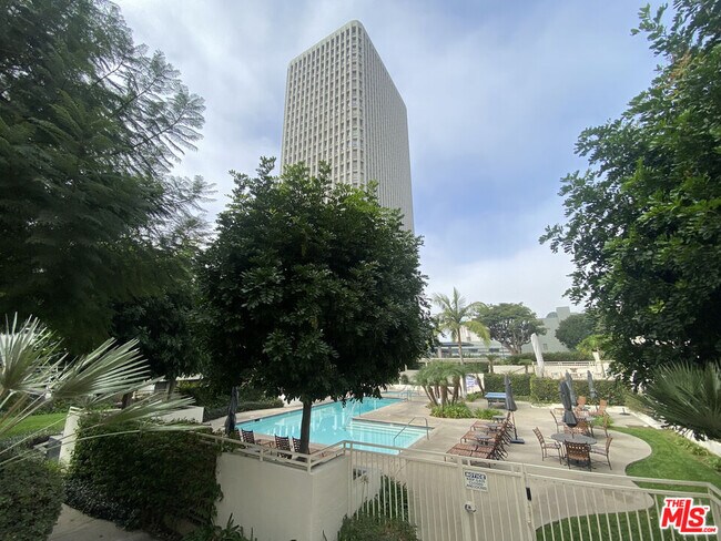 Building Photo - 121 S Hope St