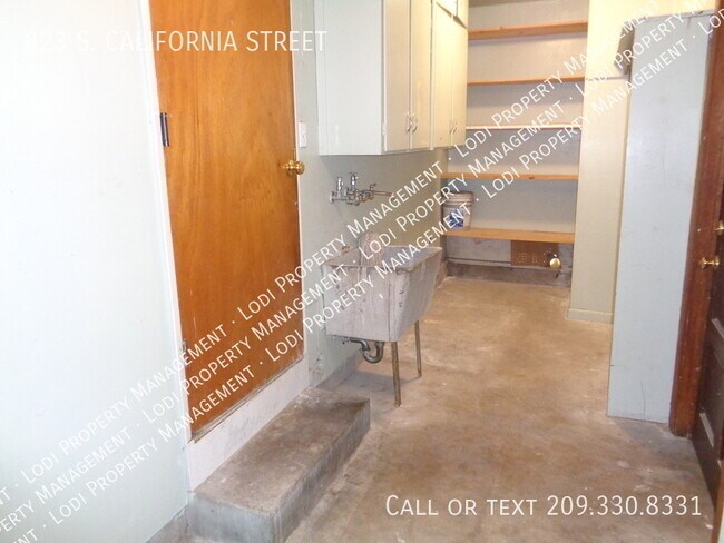 Building Photo - 823 S California St