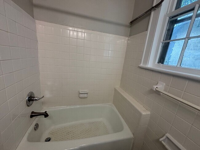 Building Photo - 1-BEDROOM UNIT AVAILABLE NOW!