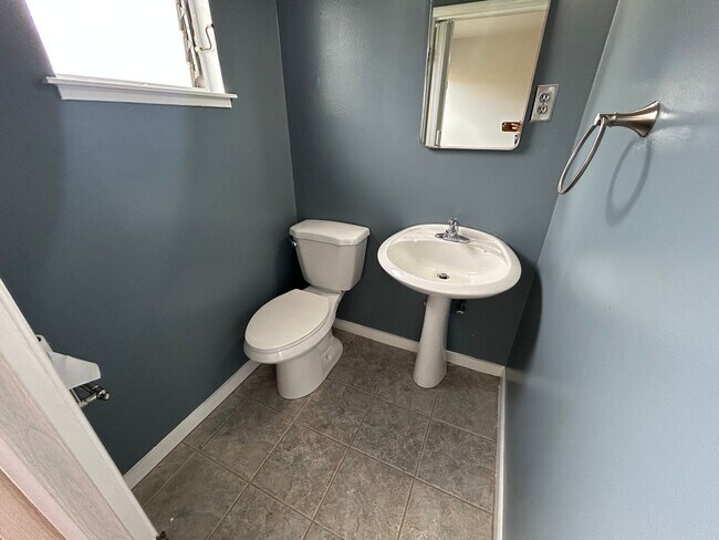 Building Photo - Spacious 3 Bed/1.5 Bath Home Located in He...