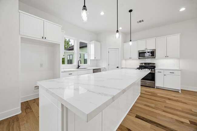 Building Photo - 424 Sikes St