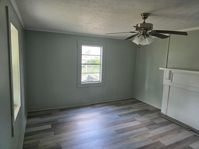 Building Photo - 2 bed/1 bath House Under Renovations