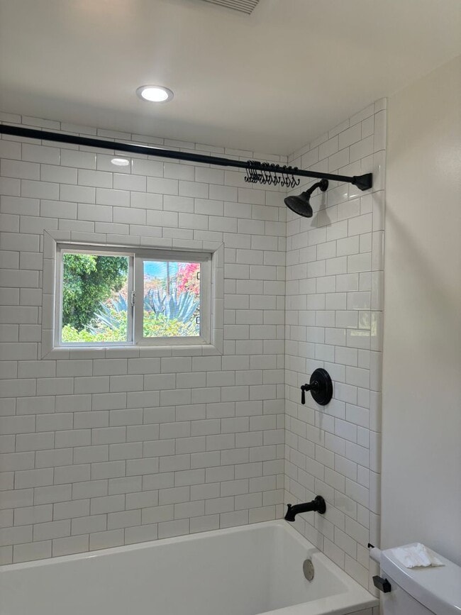 Building Photo - Newly renovated 2 bedroom 2 bathroom in a great location