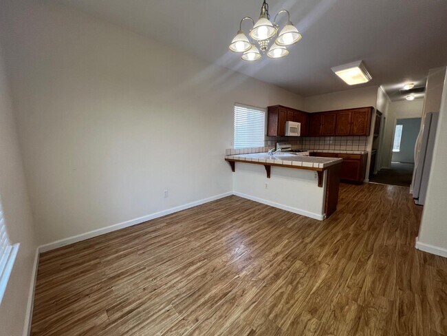 Building Photo - 623 W Meadow Ln