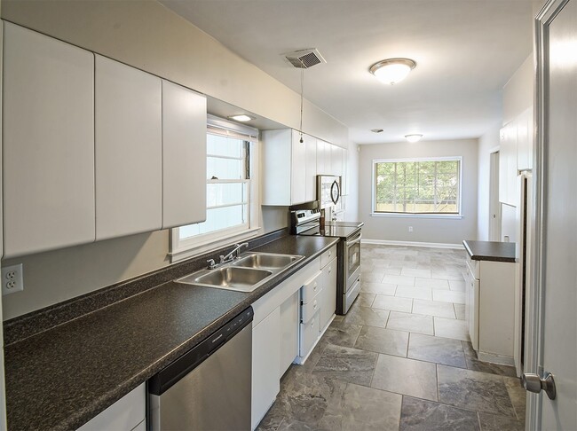 Building Photo - Newly updated 3 bed, 2 bath near U of M