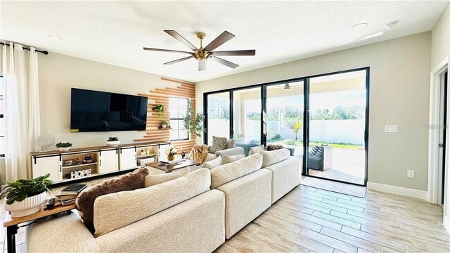 Building Photo - 12661 Oak Hill Way