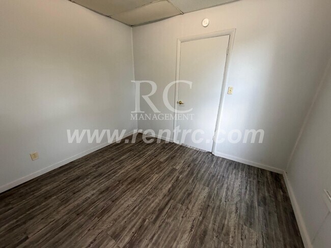 Building Photo - 1112-B Gilbert-