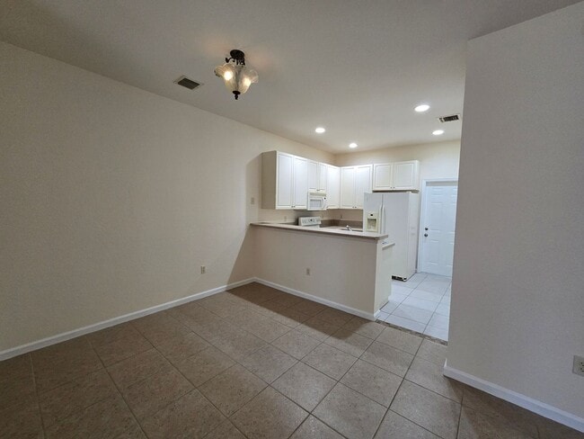 Building Photo - ANNUAL RENTAL - 3/2 BRADFORD PLACE