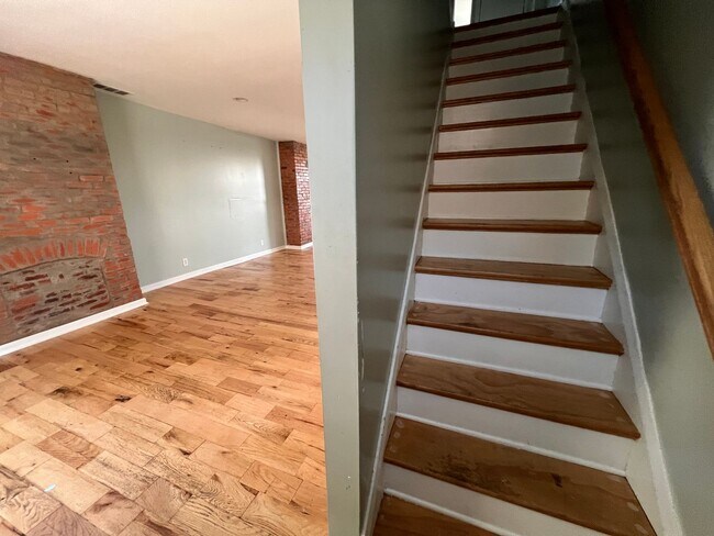 Building Photo - Pittsburgh - 3 Bedroom 1.5 Bathroom