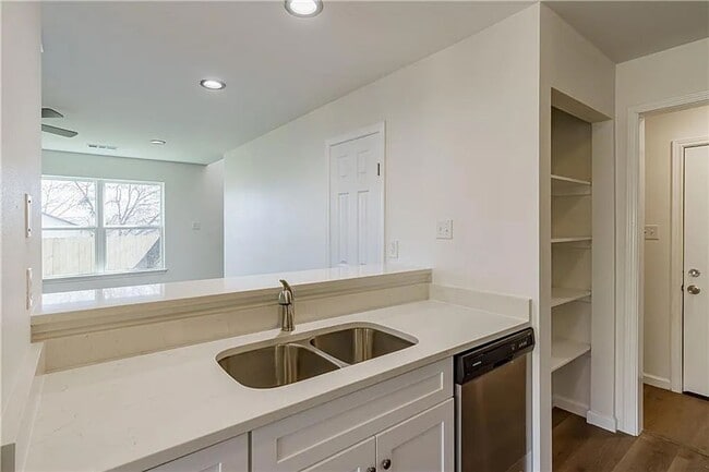 Building Photo - Modern Comfort Meets Relaxed Living in This Bright, Stylish Home with a Private Backyard Oasis