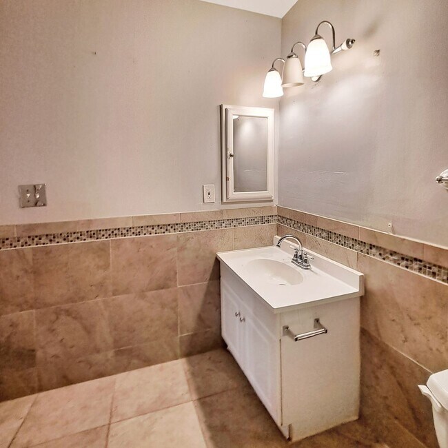 Building Photo - 10244 Prince Pl