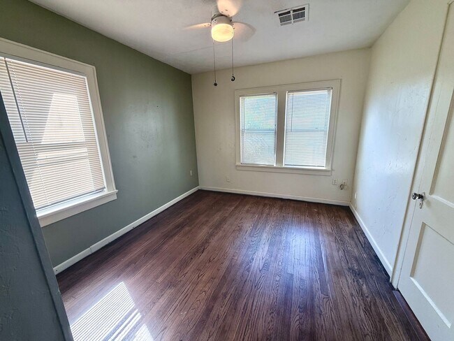 Building Photo - Cute 2BD 1.5BA Craftsmen w/ Bonus Room and Closet in Historic Putnam Heights!!