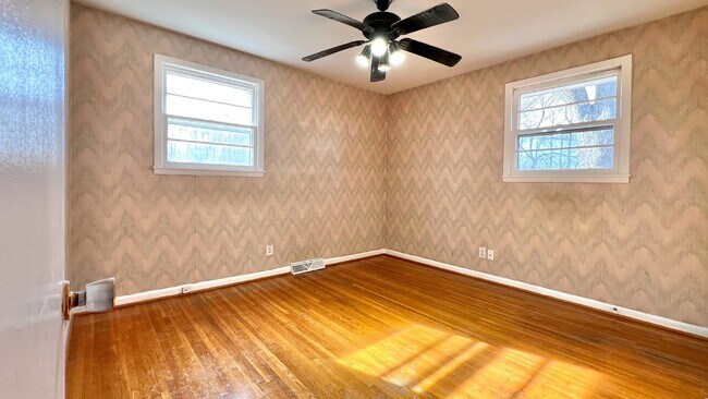 Building Photo - Coming Soon : 3BR+, 1 1/2BA house in Greenbrier