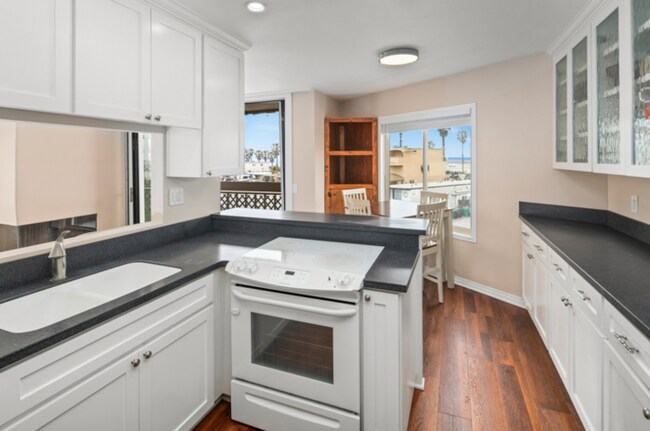 Building Photo - Stunning Ocean Beach Top Floor Corner Beac...